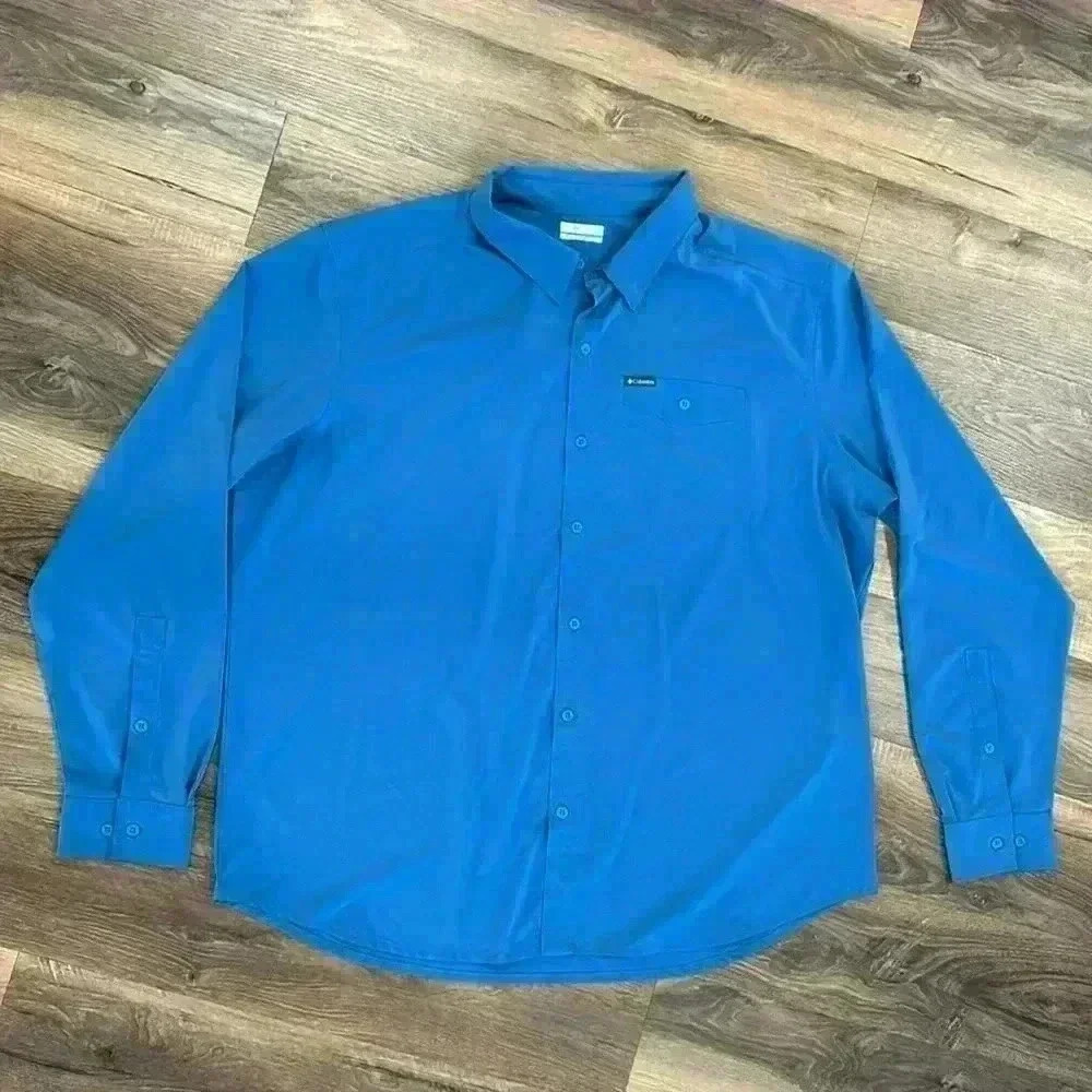 Columbia Men’s Shirt Buttons Up Blue Size XXL front pocket, very lightweight